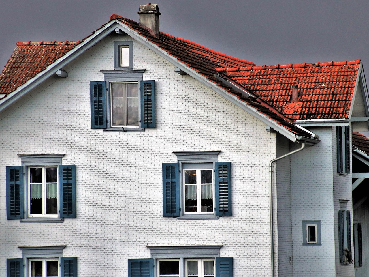 Czy trzeba badać szczelność budynków? Badanie szczelności powietrznej budynku  – docieplenie stropodachu metodą wdmuchiwania